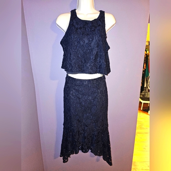 Two-piece Lulu's lace cropped skirt set in Navy Blue - Picture 2 of 16